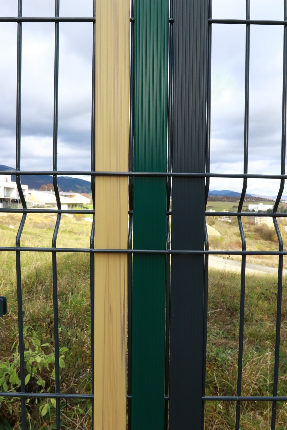 Plastová výplň pletiva (plotu) a 3D panelů z PVC lišty - Vzorek 3ks barev 50cm délka - náhled 2