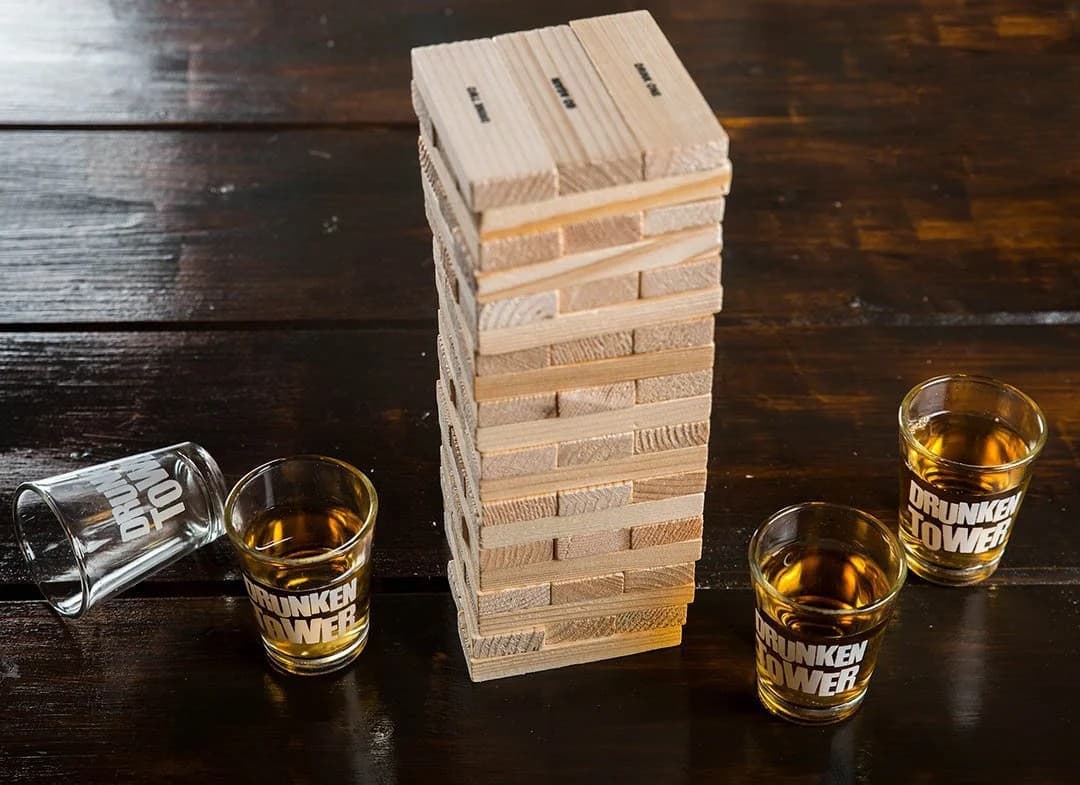 Jenga věž dřevěná se 4 skleničkami na shoty - společenská párty hra pro 2 - 4 hráče - náhled 3