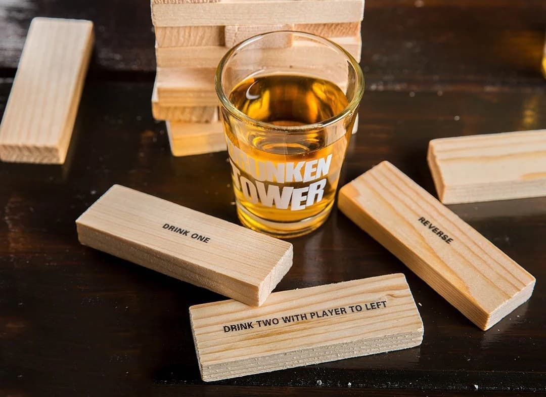 Jenga věž dřevěná se 4 skleničkami na shoty - společenská párty hra pro 2 - 4 hráče - náhled 5