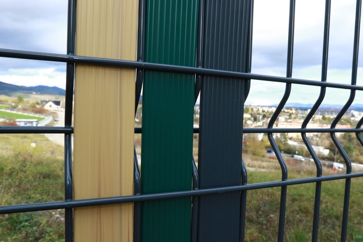 Plastová výplň pletiva (plotu) a 3D panelů z PVC lišty - Vzorek 3ks barev 50cm délka - náhled 3