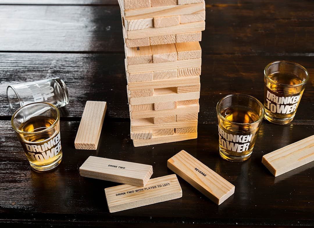 Jenga věž dřevěná se 4 skleničkami na shoty - společenská párty hra pro 2 - 4 hráče - náhled 4